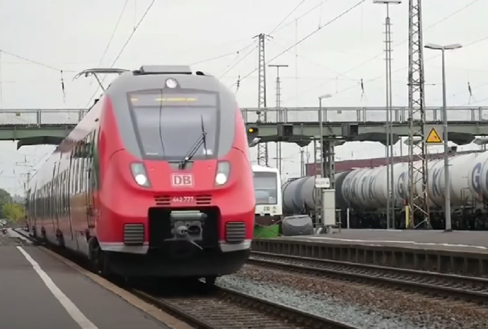 "SOKO" OSVOJIO PUTNIKE Planule promotivne karte za brzi voz Beograd-Novi Sad
