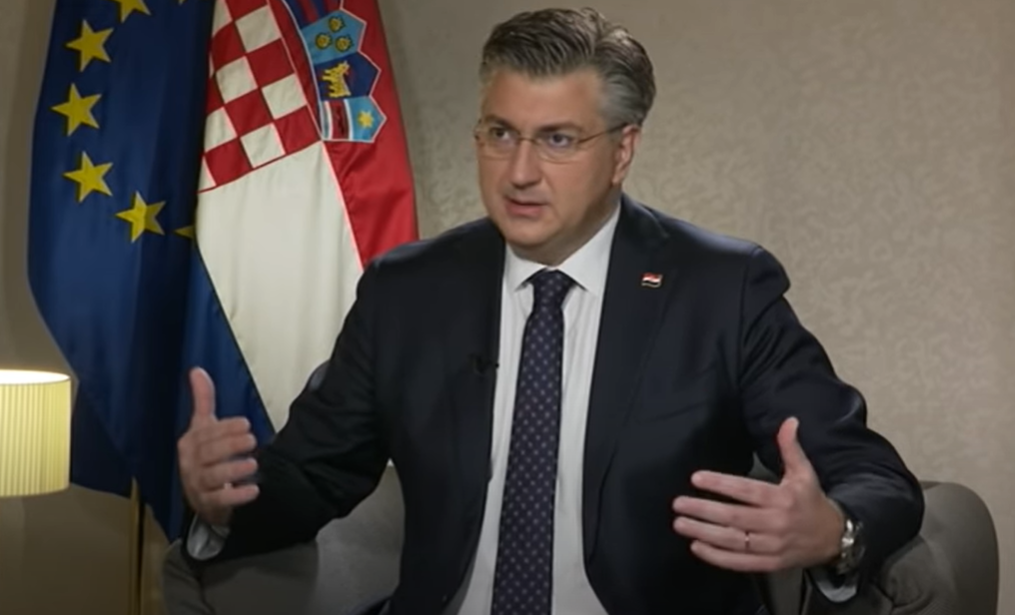 "ZAHVALJUJUĆI NAMA IMATE JEFTINIJU STRUJU I BENZIN" Kao da narod trebe da mu se klanja, Plenković priznao krizu u Vladi Hrvatske