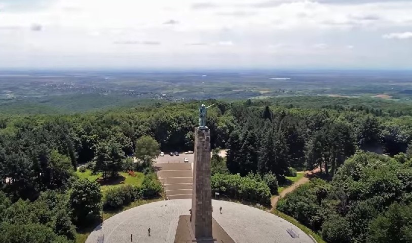 PRODAJU IMANJE NA FRUŠKOJ GORI Plac, kuća od 85 kvadrata, voćnjak i još mnogo toga za 37.500 evra