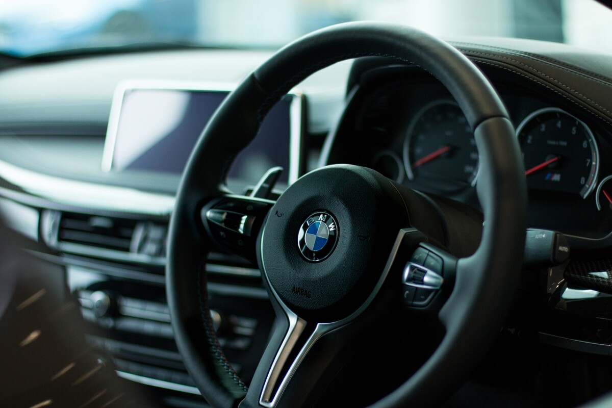 BMW KORISTI ĐUBRE DA PRAVI SKUPE AUTOMOBILE Bačena trula banana je pravo blago za njih