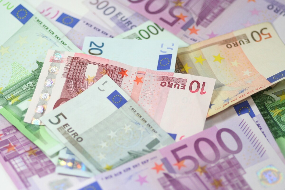 ZABELEŽEN DODATNI PAD Dolar još oslabio, cena nafte blaža