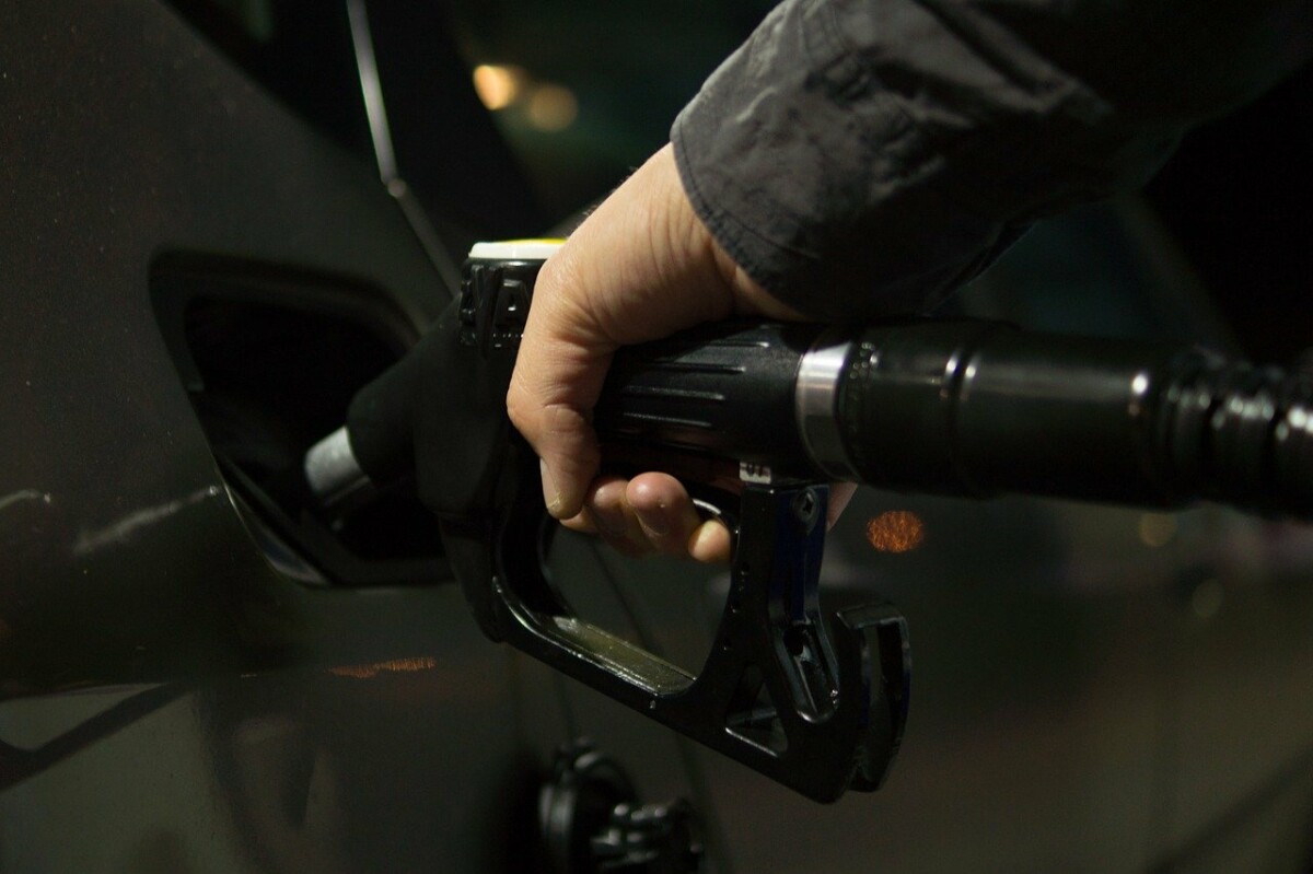 SATIMA ČEKAJU DA NATOČE REZERVOAR Kubanci muče muku jer nemaju dovoljno benzina