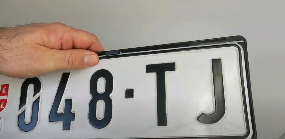 VIŠE NEGO ŠTO OBIČAN ČOVEK ZARADI ZA ŽIVOTA Prodaje se najskuplja registarska tablica, vredi pravo bogatstvo koje staje u milione (VIDEO)