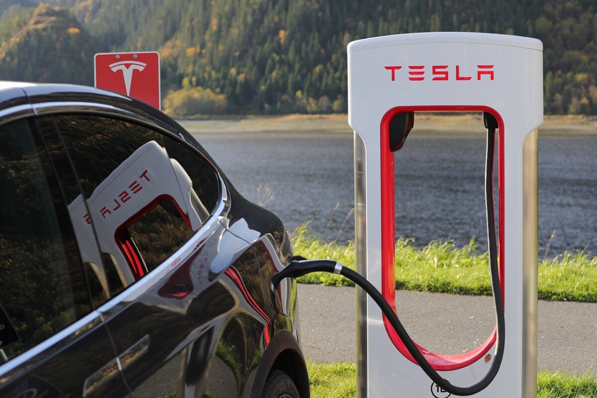 VOZAČ OTIŠAO NA GODIŠNJI ODMOR! Da ne poveruješ - jedna Tesla je priključena na punjenje već dva meseca