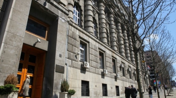 VLADA SRBIJE USVOJILA DVE KRUCIJALNE ODLUKE KOJE ĆE UTICATI NA ŽIVOT GRAĐANA Produžavaju se Uredbe o ograničenju cena goriva i osnovnih životnih namirnica