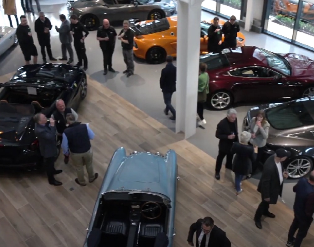 SAMO ZA VEOMA BOGATE Otvara se prvi hotel za luks automobile - bolji je od većine smeštaja za ljude (VIDEO)