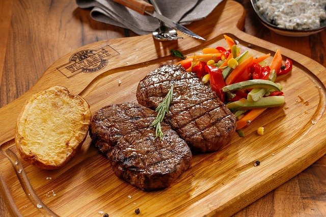 ZA OVAKAV OBROK KOMŠIJE MORAJU DA ODVOJE MALO BOGATSTVO Cena svinjetine  otišla u nebesa, proizvođači zadovoljno trljaju ruke, uzrok tome svima poznat
