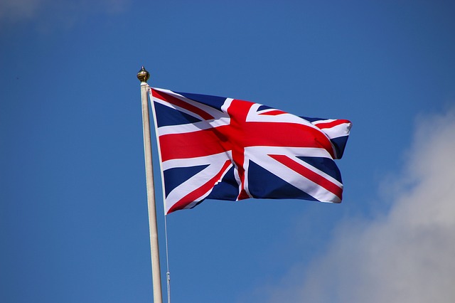 BRITANCI UPOZORAVAJU NA PRETNJU RECESIJE Britanska centralna banka podigla kamatne stope