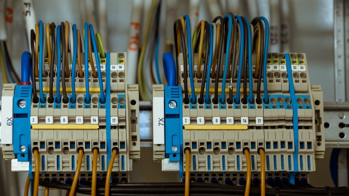 JOŠ JEDAN GIGANT NAPUŠTA RUSIJU Zvanično - Schneider electric prodaje sve svoje fabrike