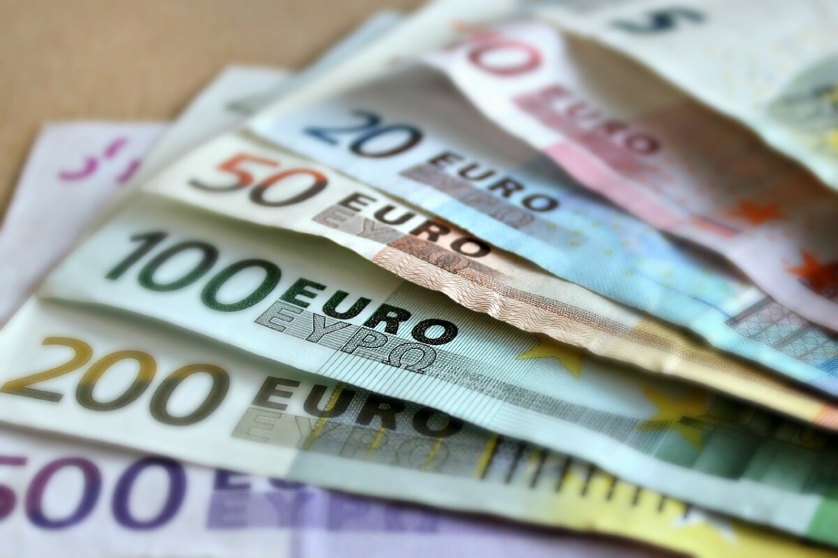 TREĆINA JE OTIŠLA NA NEUKNJIŽENE OBJEKTE Srbi su prošle godini potrošili 7,5 milijardi evra na nekretnine