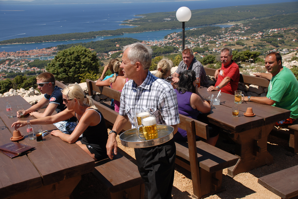 PLATE IDU ČAK DO 2.500 EVRA Turistička sezona je na pragu, a ugostitelji žude za radnicima - evo koliko možete da zaradite na jadranskom primorju