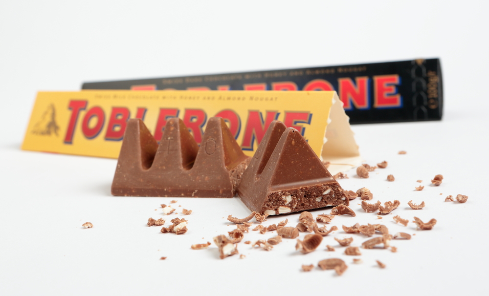 MIŠLJENJA SU PODELJENA Kažu da je ovo ispravan način kako se lomi Toblerone (VIDEO)