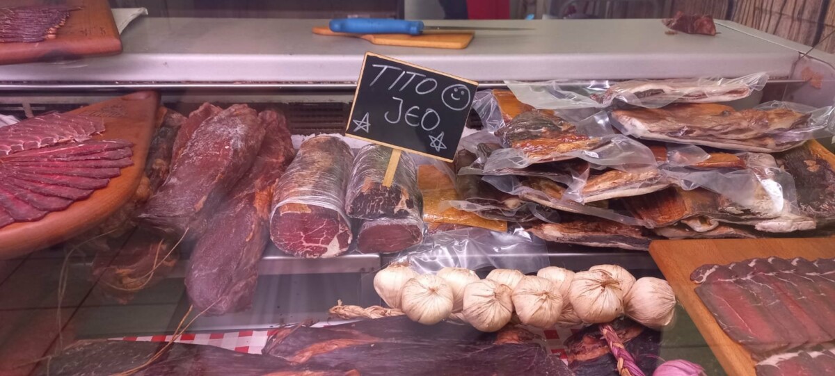 MARKETINŠKI TRIK O KOME BRUJE DRUŠTVENE MREŽE "Tito jeo", slogan u dve reči koji privlači ogromnu pažnju