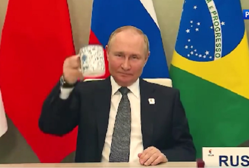 NEPRIJATAN TRENUTAK Nasmejani Putin je podigao šolju u znak zdravice - samo jedan svetski lider nije uzvratio istom merom (VIDEO)