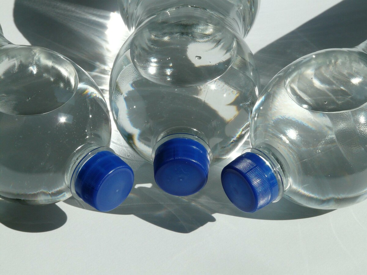 MEHANIZAM RASTA INFLACIJE ZBOG CENE ENERGENATA Sirova nafta učestvuje u gotovo svakom proizvodu, od flašice vode do kozmetike