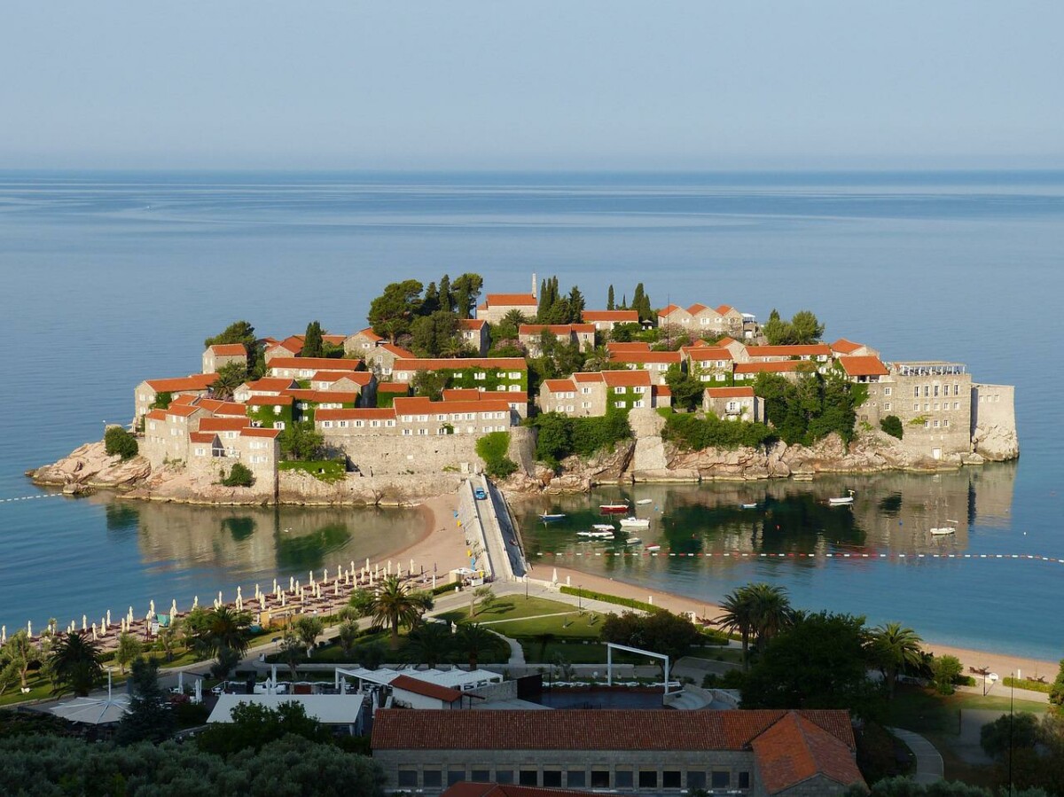 NAJVEĆI CRNOGORSKI PROBLEM - PARADAJZ TURISTI I to oni iz Srbije - tek im kreće sezona, već kukaju (FOTO)