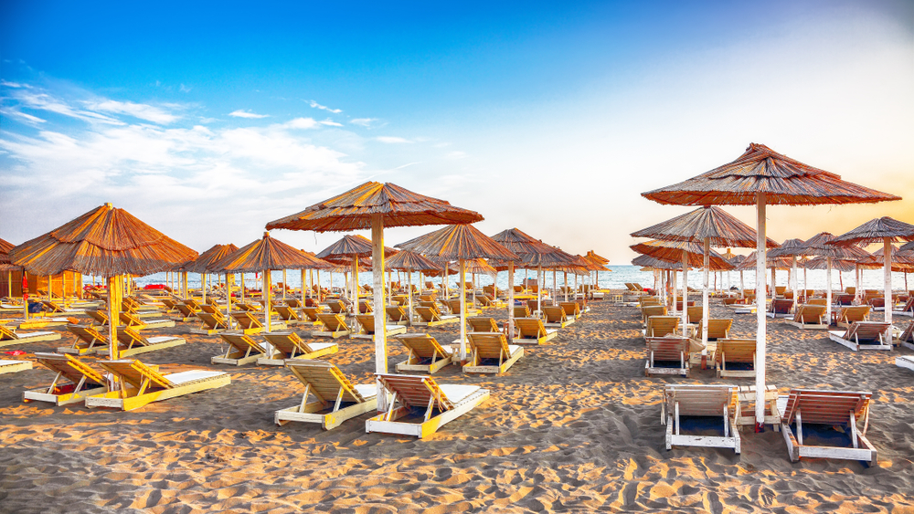 UŽIVANJE NA PLAŽI SAMO ZA ONE SA DUBOKIM DŽEPOM Paprene cene ležaljki u Crnoj Gori izazvale pometnju na Tviteru