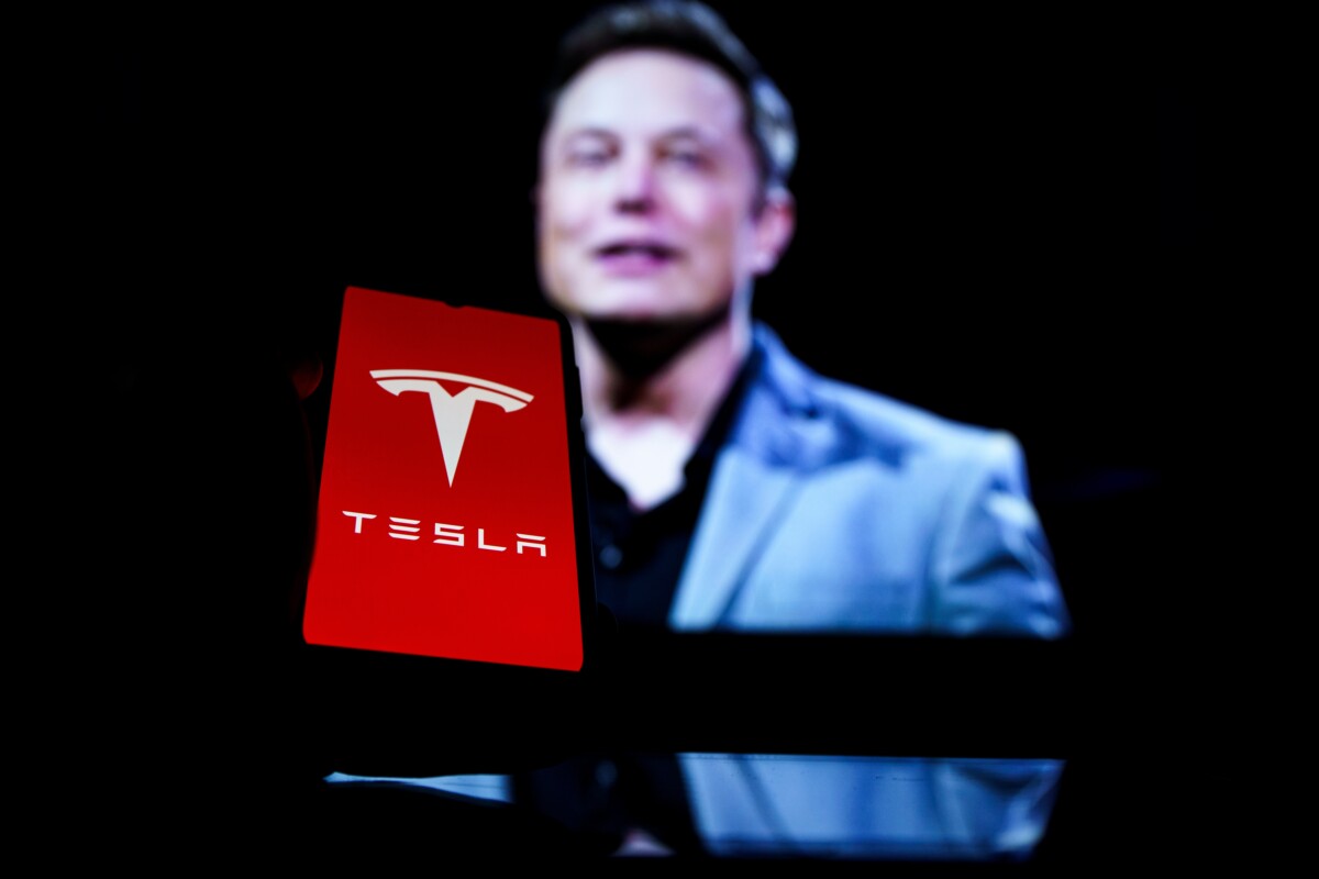 NAPRAVIO JE SVOJU TRAKU NA AUTO-PUTU Ilon Mask se iživljava sa novcem, ekskluzivan put samo za Tesla automobile