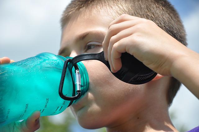 DA LI PIJETE VODU IZ OVIH FLAŠICA? Nove studije su pokazale da plastične boce oslobađaju stotine hemikalija
