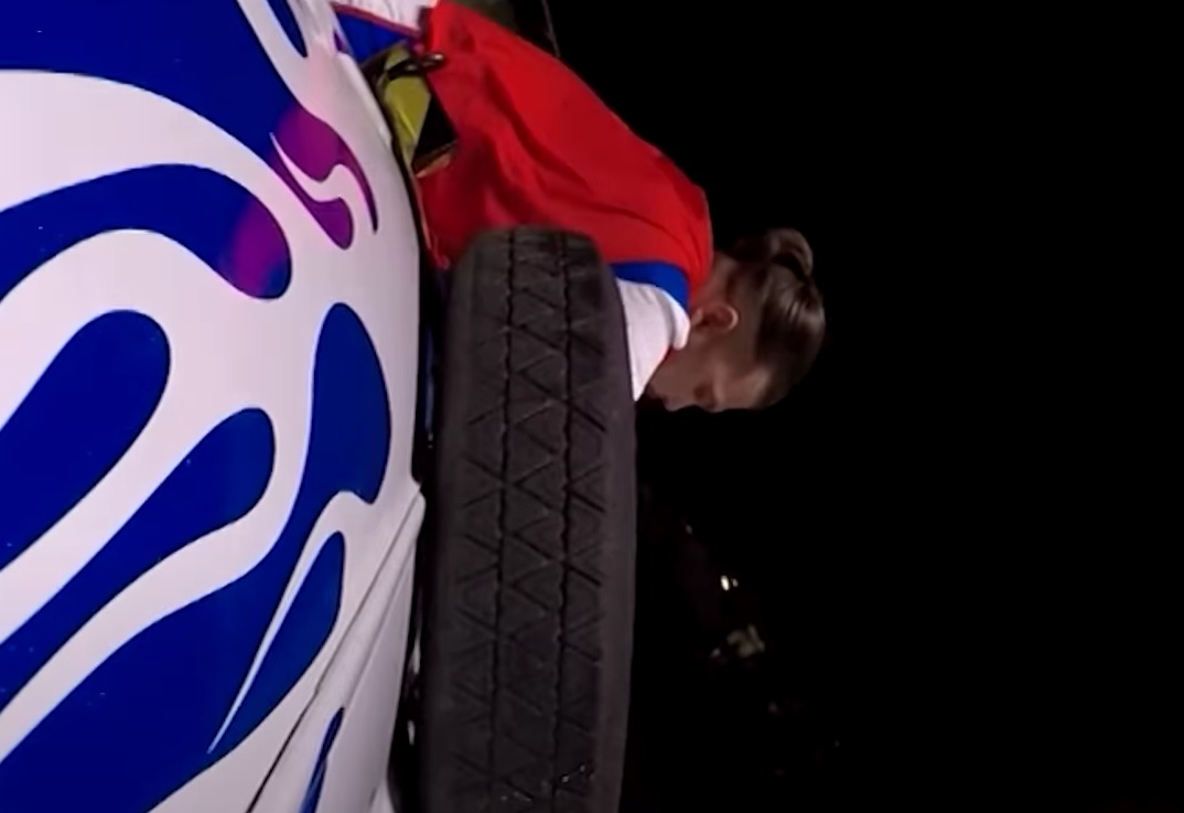 BIZARAN REKORD Zamenio je točak na automobilu - u toku vožnje (VIDEO)