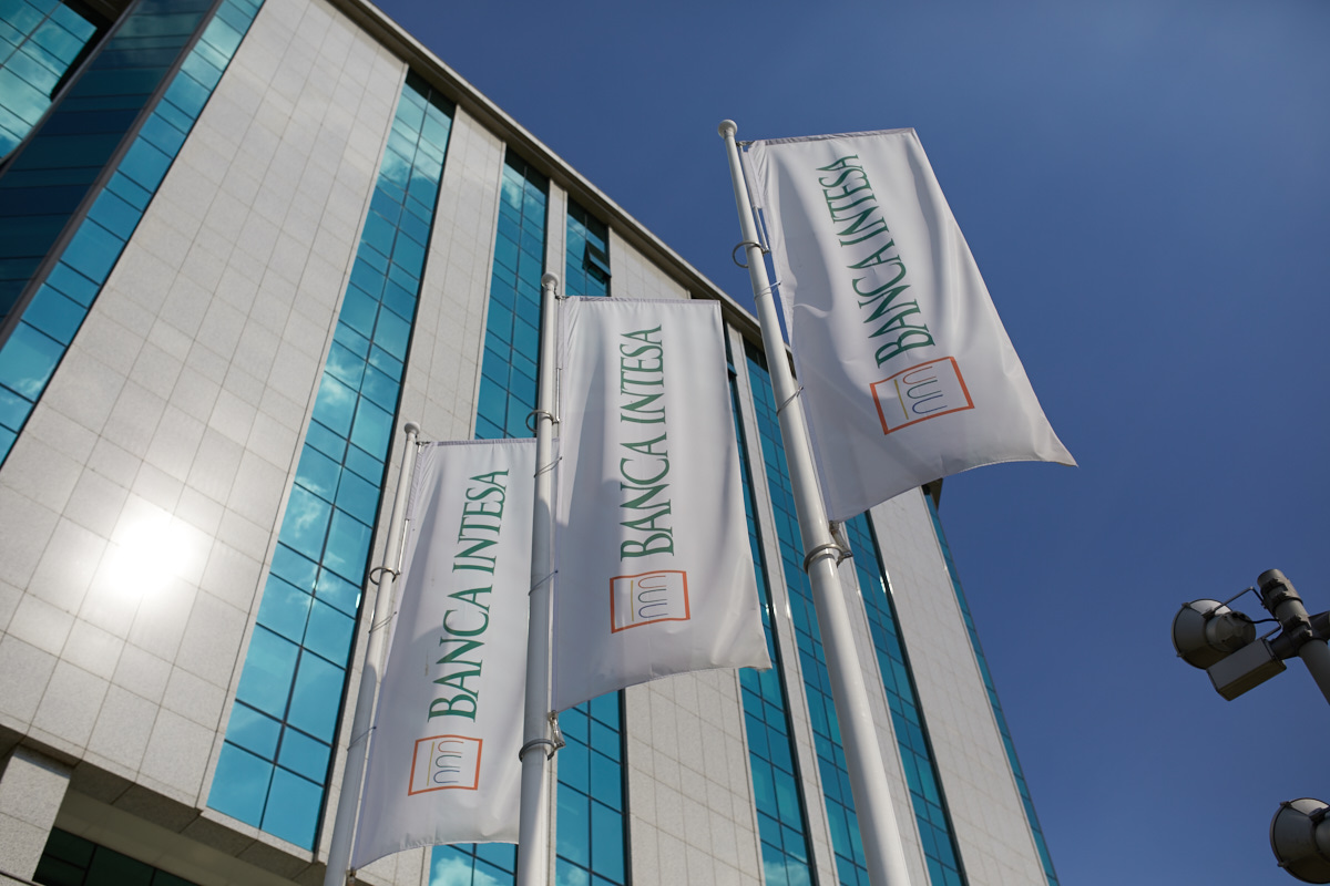 NAJBOLJA BANKA U SRBIJI U 2022. GODINI Šest nagrada magazina Finance Central Europe za Banca Intesa
