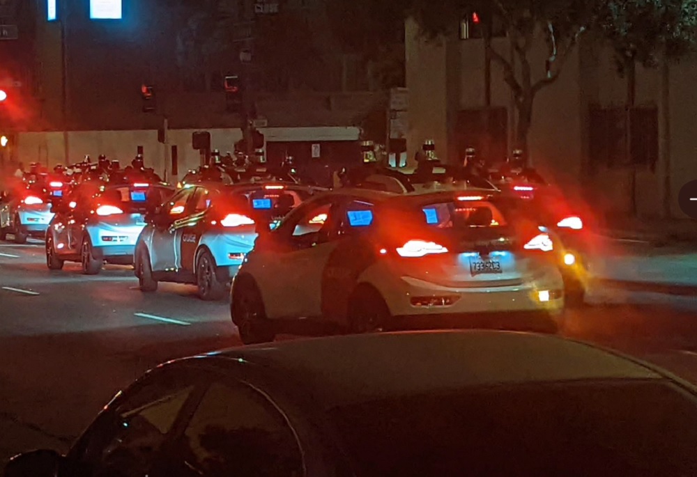 POBUNA ROBOTA Taksiji bez vozača blokirali ulicu - jedna greška u programu napravila kolaps (FOTO)