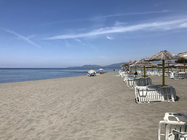 PRAZNE PLAŽE, A SADA STIŽE JOŠ PROBLEMA Crnogorci u sve većim mukama, a sada sve više turista napušta Budvu