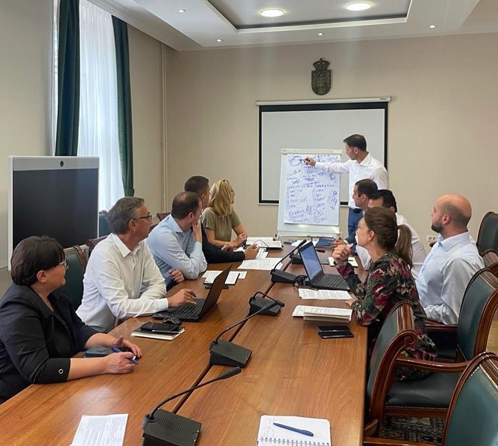 RADNA ATMOSFERA U MINISTARSTVU FINANSIJA Ministar Mali i zaposleni započeli radnu nedelju sa preko 20 tema - budžet na prvom mestu