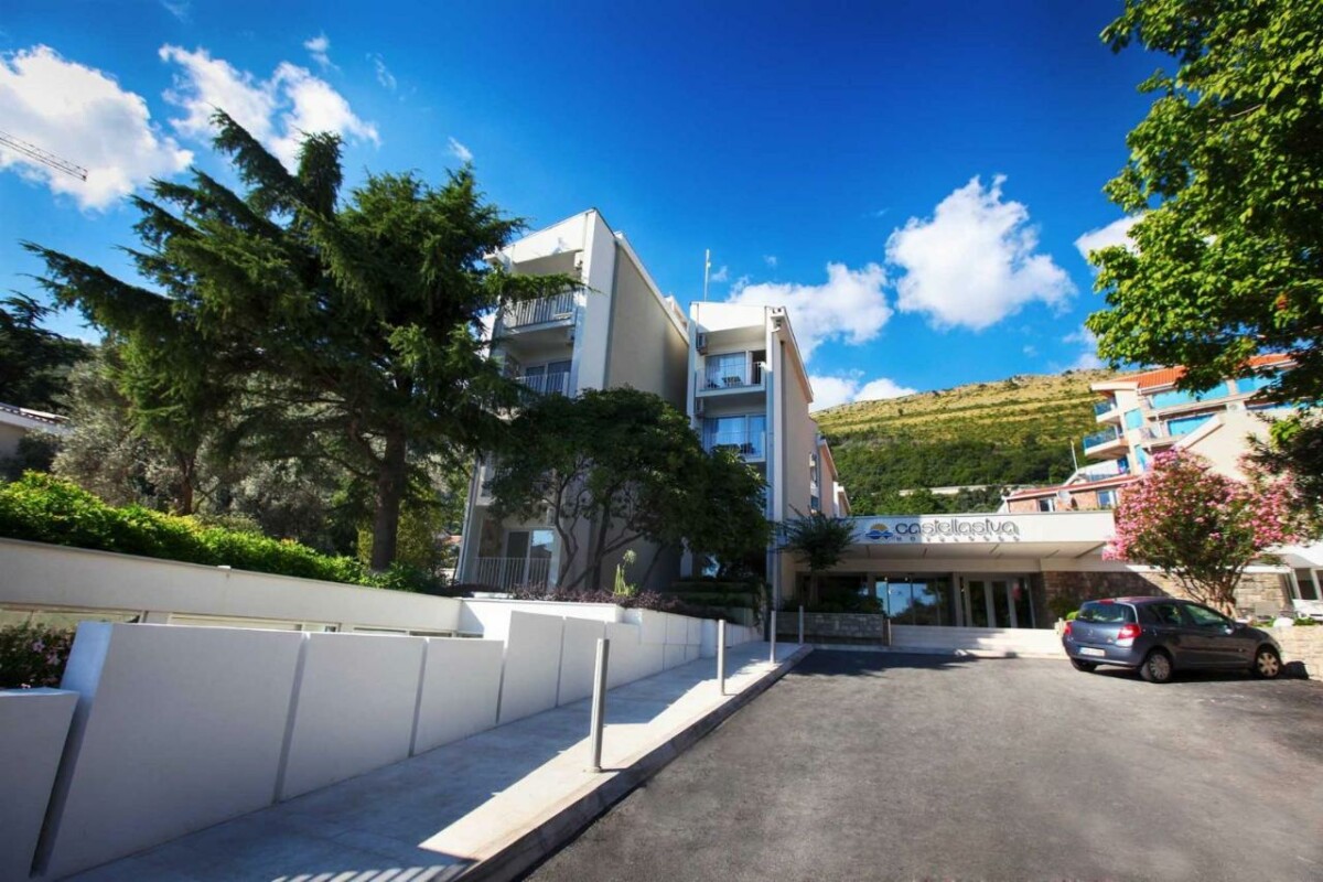 UDOBNO, DOMAĆINSKI I FANTASTIČNO Hotel Castellastva u Petrovcu je komad raja koji se ne propušta