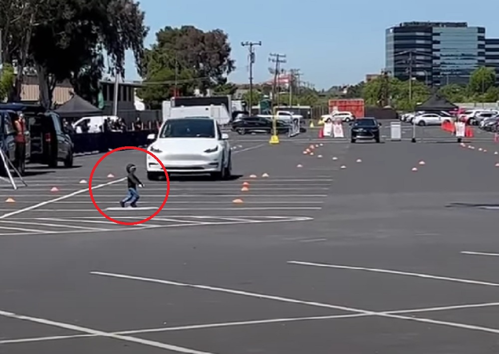 UZNEMIRUJUĆI SNIMAK Teslin auto-pilot ne prepoznaje decu na putu! (VIDEO)