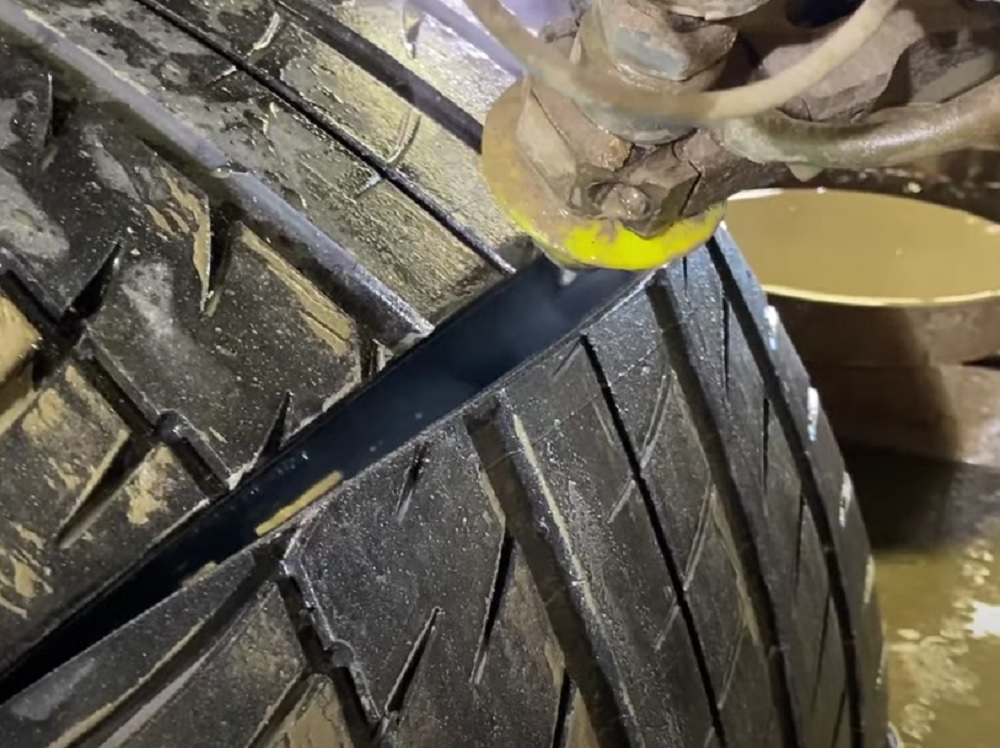 AUTO KOJI JEDE PARE Isekli su točak Bugattija, vredan 35.000 evra - pogledajte šta su u njemu pronašli (VIDEO)
