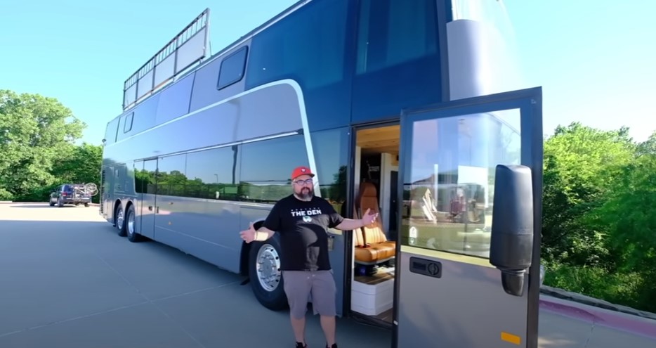 OVAJ MUŠKARAC JE NAPRAVIO SKORO NEMOGUĆE Osmočlanu porodicu smestio je u 15 kvadrata, ali autobusa (VIDEO)