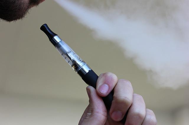 ELEKTRONSKE CIGARETE OPASNE PO ŽIVOT Postaju sve popularnije i među srednjoškolcima, a ostavljaju posledice na zdravlje