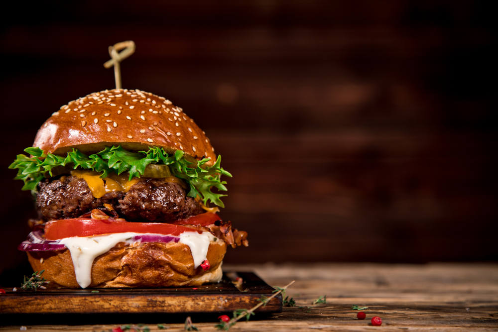 OVCE SU ZA ŠIŠANJE... Hrvat prodaje najskuplji burger u regionu, košta suludih 170 evra - gazda kaže da je zbog njega u minusu!