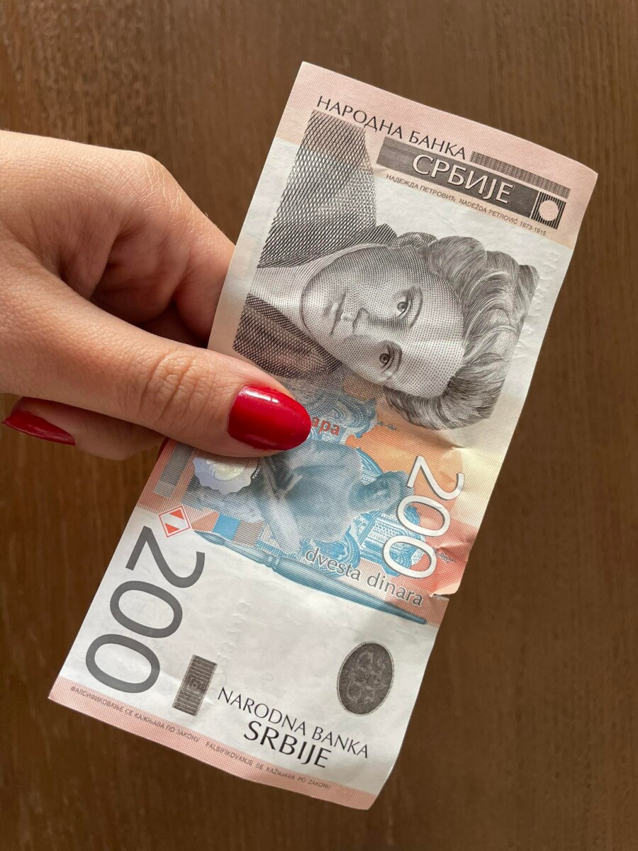 NE NASEDAJTE - MORAJU DA JE UZMU Trgovac je obavezan da primi novčanicu koja je oštećena - u suprotnom, može da popije kaznu