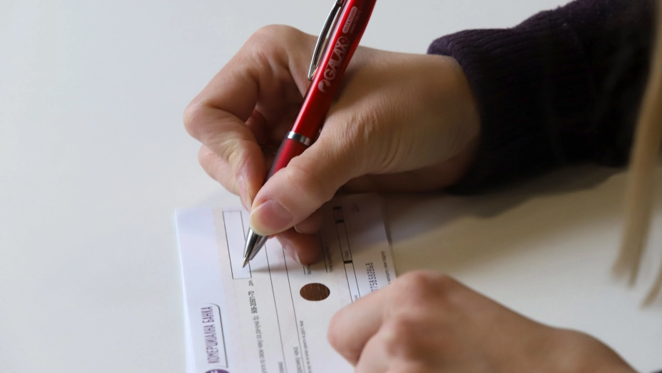 SRBI VOLE PLAĆANJE NA RATE Čekovi su i dalje omiljeni, ali možda im se bliži kraj
