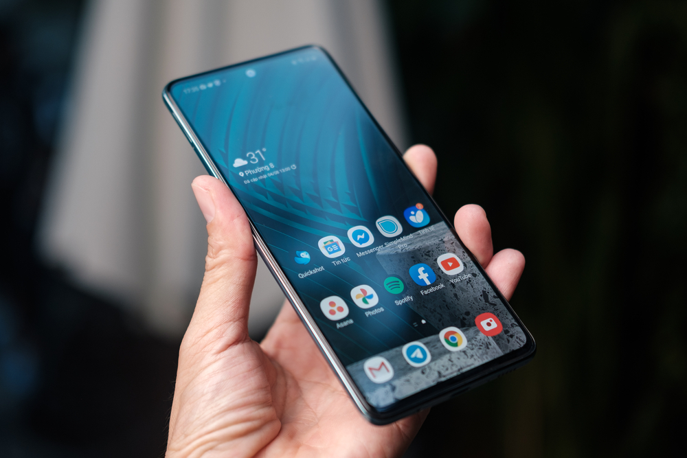 PLAŠITE SE DA NOSITE TELEFON KOD MAJSTORA? Serviseri više neće moći da "vire" u vaše poruke i fotografije