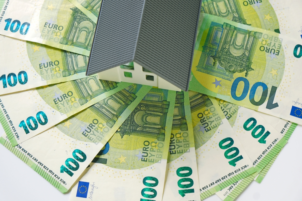 STAMBENI KREDIT - MUKA I OBAVEZA Banke savetuju varijabilnu kamatu, što dugoročno može da se obije o glavu