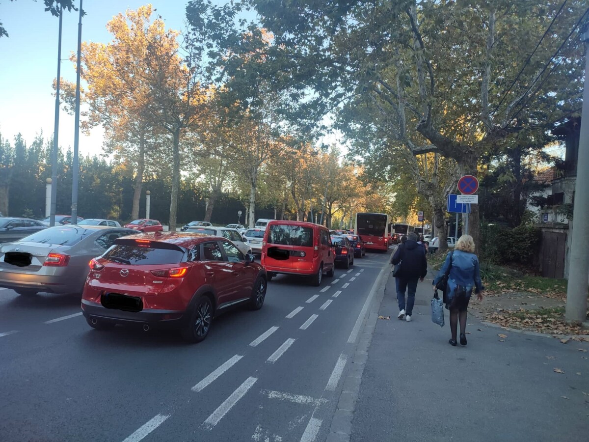 STALA ŽILA KUCAVICA GRADA Potpuni kolaps na Autokomandi - Vozila i autobusi jedva mile, putnici pešače, tako je brže (VIDEO)