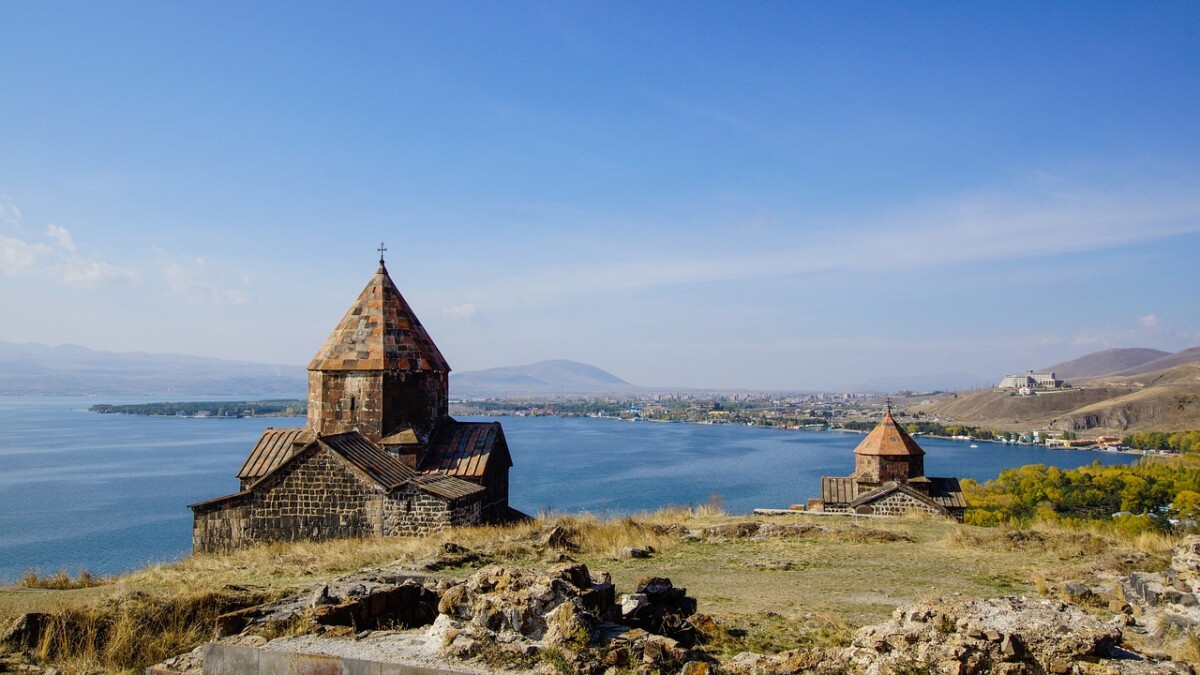 KAKVO BOGATSTVO Čarobno jezero zauzima šestinu cele države - zovu ga „Plavi biser”, s pravom! (VIDEO)