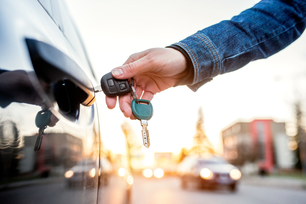 NE GUBITE IH, NI ZA ŽIVU GLAVU Cene novih auto ključeva idu i preko deset hiljada dinara, naporna je procedura ako ih izgubite