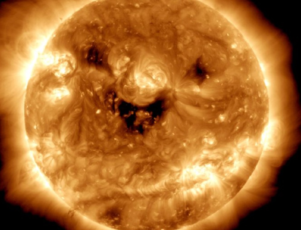 JEZIVO ILI PREDIVNO? NASA ga je snimila - kako vam se čini fotografija nasmejanog sunca? (VIDEO)