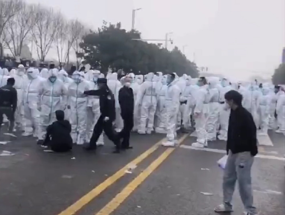 U NAJVEĆOJ FABRICI AJFONA IZBILI NASILNI PROTESTI Radnici se sukobljavaju sa obezbeđenjem, ima povređenih (VIDEO)