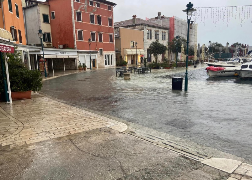 POPLAVE ŠIROM HRVATSKE OBALE Izlilo se more u Puli, na Cresu, u Rijeci, Rovinju... voda ulazi u kuće i restorane (FOTO)