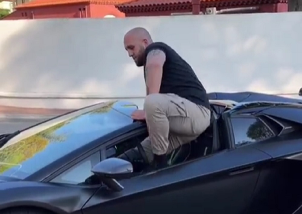SMEŠNO, OPASNO I NAPORNO A osim toga, i mučno je gledati kako dvometraš ulazi u lamborginija (VIDEO)