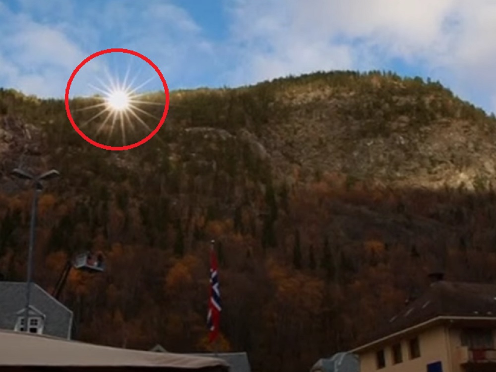 SMUČIO IM SE VEČITI MRAK Grad koji živi u senci, bez sunca - kupili su ogledala da bi ga videli, bar na glavnom trgu (VIDEO)