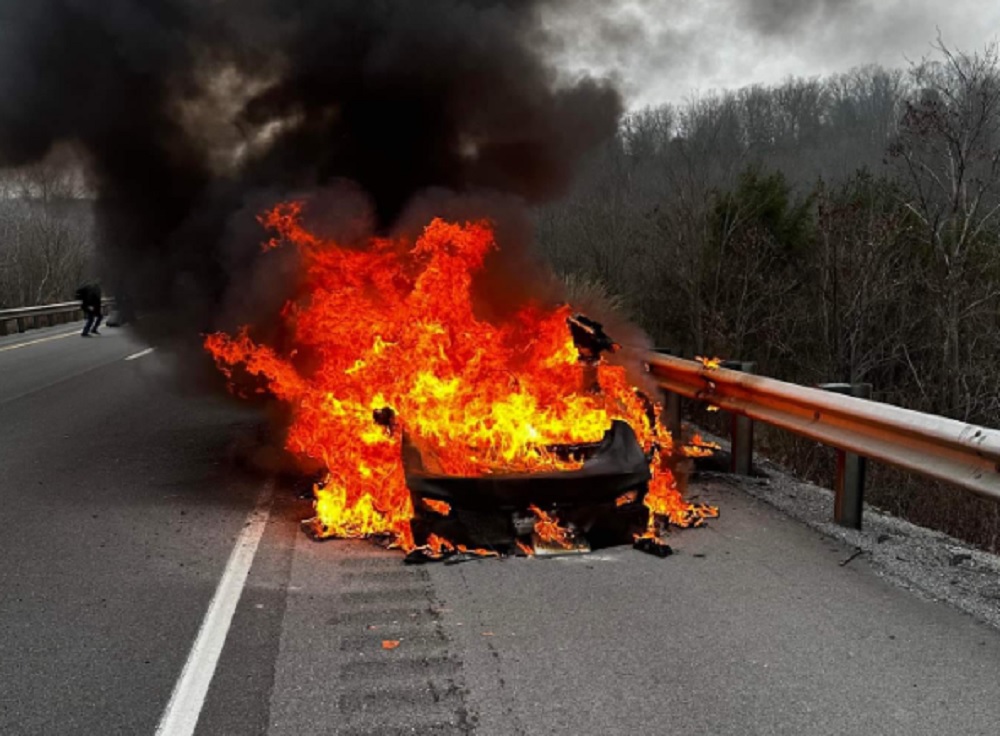 OSTAO SAMO UGARAK Vatrogasci potrošili celih 6 cisterni da bi ugasili plamen na Teslinom automobilu (FOTO)
