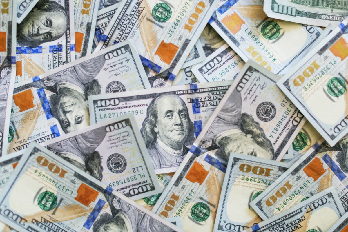 NEGATIVNI NIZ SE NASTAVLJA Dolar broji sve veći gubitak, vrednost neprestano pada