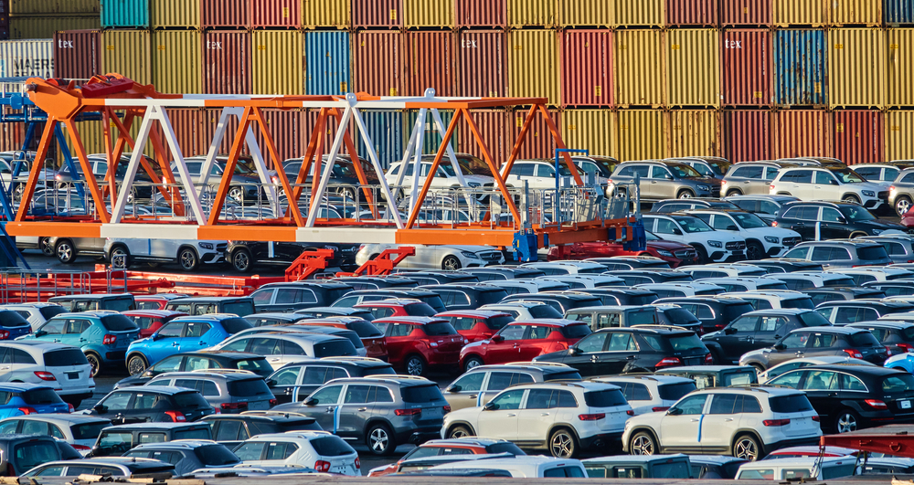 GROBLJE AUTOMOBILA - I TO NOVIH Na hiljade vozila koji čekaju zarobljeni - tužna slika velike krize (FOTO)