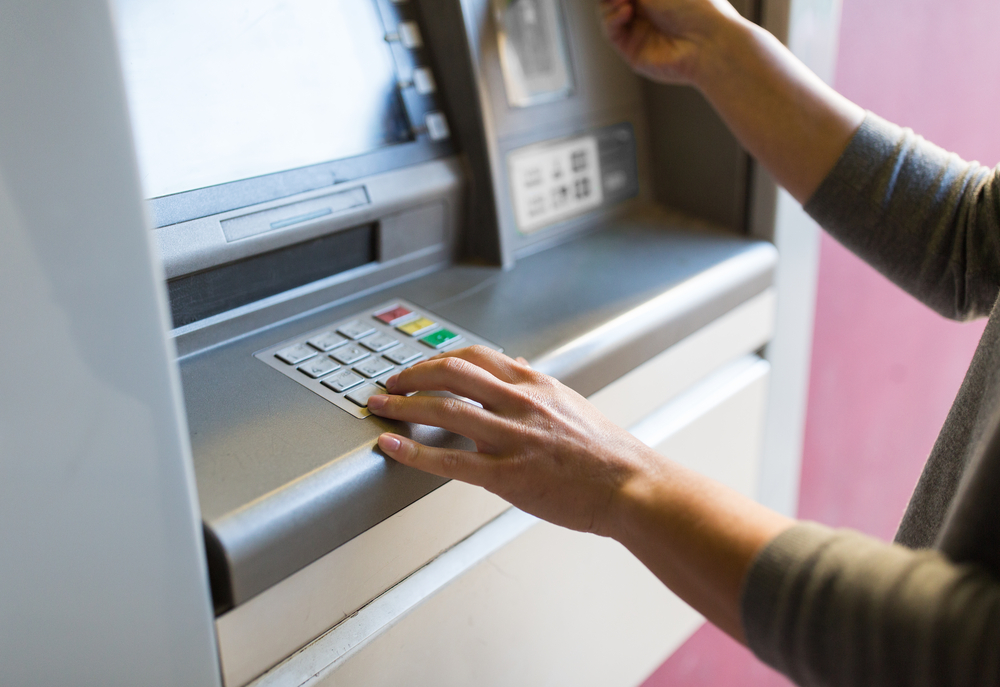 UZIMANJE PARA SA BANKOMATA DRUGE BANKE JE NAJSKUPLJE Izbegavati po svaku cenu - a postoji još bolji način od plaćanja kešom
